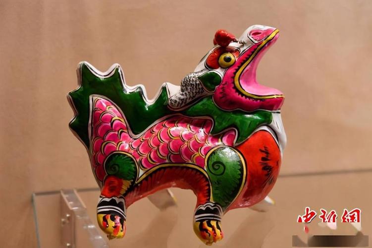 “露出一手,又要何难?轻轻松松搵雨餐”是什么生肖动物